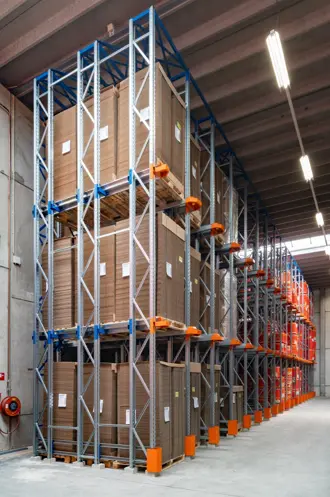 Inrijstelling met pallets in het magazijn van NNZ