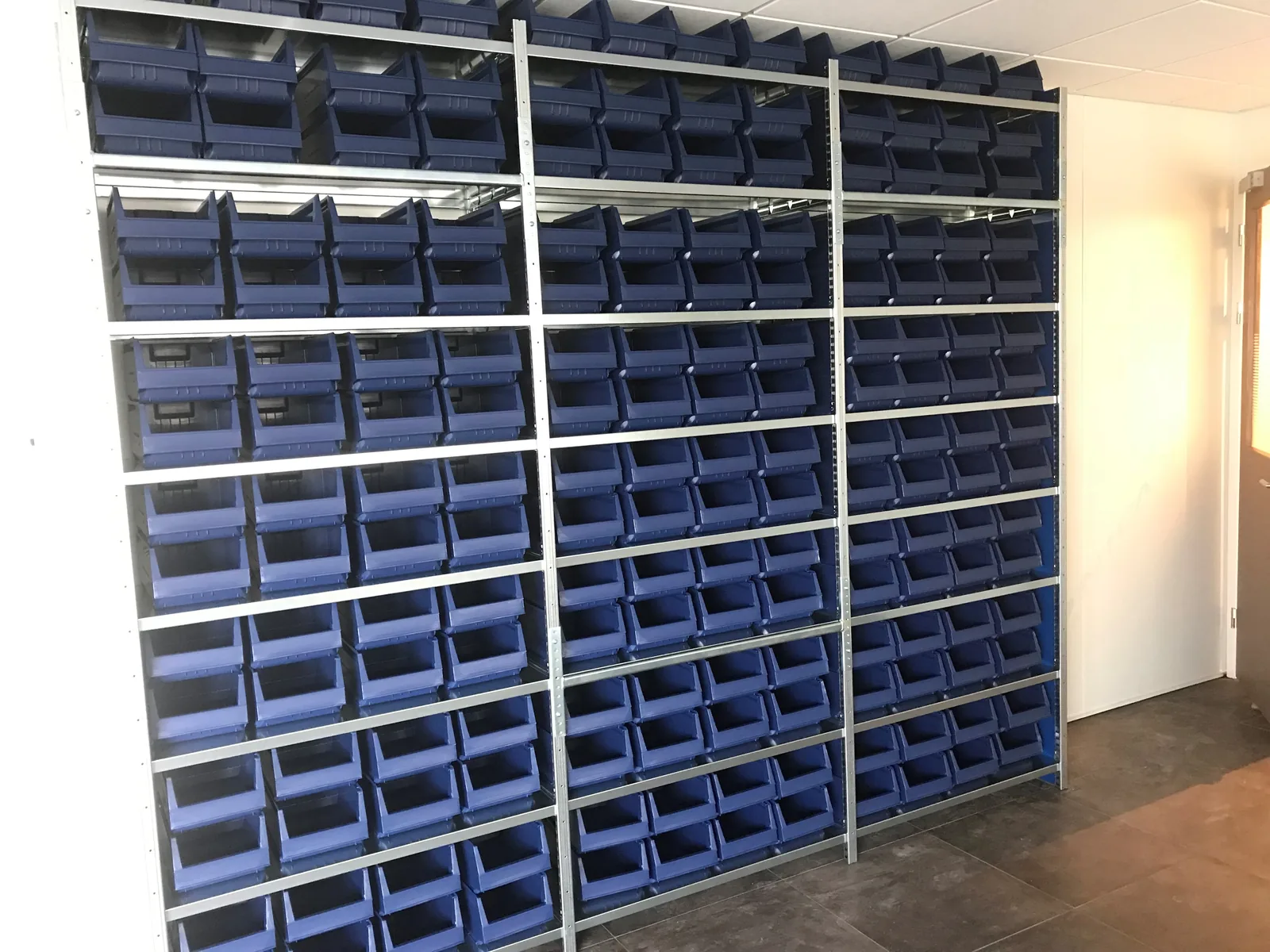 Legbordstelling met magazijnbakken voor e-commerce en orderpicking